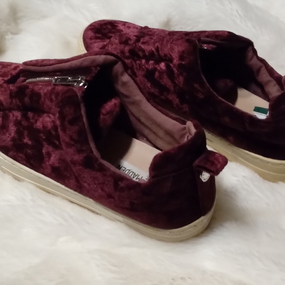 Steve Madden Velvet Sneakers, Size 8.5 - Picture 1 of 3